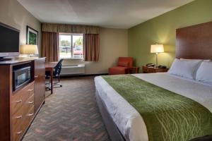 una camera d'albergo con un grande letto e una TV di Wingfield Inn & Suites a Elizabethtown