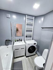 bagno con lavatrice di Apartments a Bălţi