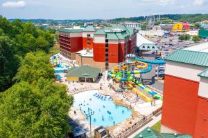 Kolam renang di atau dekat dengan Country Cascades Waterpark Resort