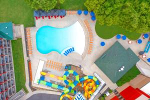 Kolam renang di atau dekat dengan Country Cascades Waterpark Resort