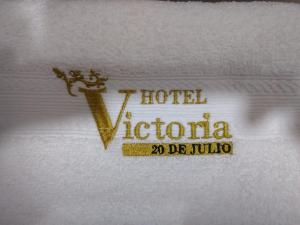 un cartello Hotel Victoria su un asciugamano bianco di HOTEL VICTORIA 20 de julio a Ipiales