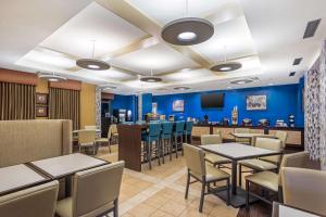 Uma área de estar em Best Western PLUS University Park Inn & Suites