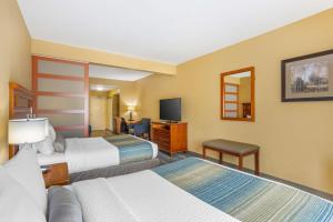 Кровать или кровати в номере Best Western PLUS University Park Inn & Suites