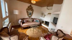 a living room with a couch and a tv at Lakeside-Apartment-2 Appartement avec une grande terrasse et vue panoramique sur le lac in Vevey