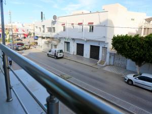 - une vue sur une rue de la ville avec des voitures et des bâtiments dans l'établissement À 2 pas de la medina, à Kairouan