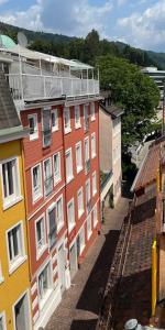 een appartementencomplex met een balkon erboven bij Esprit-Apart-Hotel in Baden-Baden