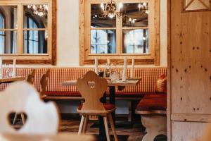 - une salle à manger avec une table et des chaises dans l'établissement Hotel Lammwirt, à Grossarl