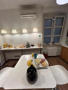 B&B Cool Centre Zagreb في زغرب: طاولة بيضاء عليها صحن فاكهة