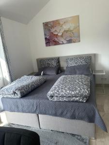 Duas camas sentadas uma ao lado da outra num quarto em Neuaubing - Two Rooms Family Apartment near S8 &S5 train line - Direct from Airport em Munique