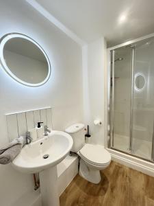 uma casa de banho branca com um WC e um lavatório em New apartment in town centre em Bournemouth