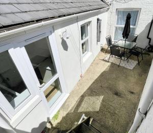 Vista anterior de um pátio com uma mesa e cadeiras em New apartment in town centre em Bournemouth