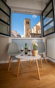 a room with two chairs and a table with wine glasses at Santiago Tower View Aire Acondicionado, casco antiguo in Logroño