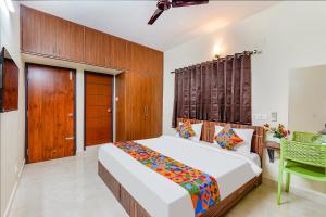 Katil atau katil-katil dalam bilik di FabHotel Lucky Inn Grand Residency