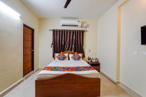 Katil atau katil-katil dalam bilik di FabHotel Lucky Inn Grand Residency