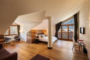 Habitación de hotel con cama y ventana grande en Montana Lodge & Spa, by R Collection Hotels, en La Thuile