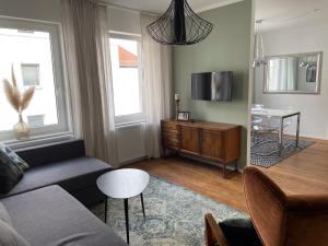 een woonkamer met een bank en een tafel bij discovAIR Eisenach - 3-Zi-Apartment Jakob- Schwimmbad-Nah mit Netflix in Eisenach