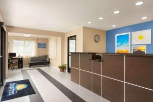 Uma TV ou centro de entretenimento em Days Inn by Wyndham Middletown/Newport Area