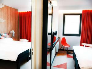 מיטה או מיטות בחדר ב-ibis Styles Caen Centre Historique