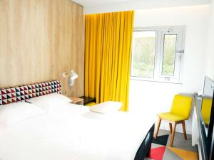 מיטה או מיטות בחדר ב-ibis Styles Caen Centre Historique