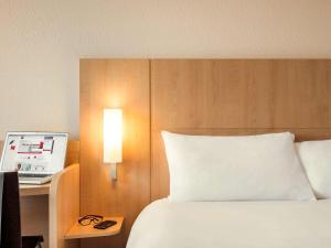 Una cama o camas en una habitación de ibis Paris Coeur d'Orly Airport