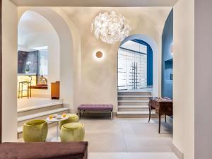 Зона вітальні в Mercure Napoli Centro Angioino