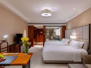 Giường trong phòng chung tại Sofitel Hangzhou Westlake