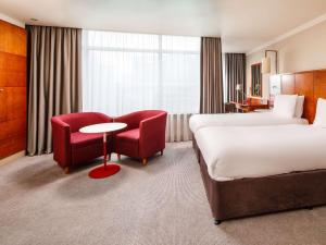 Cama ou camas em um quarto em Mercure Cardiff Holland House Hotel & Spa