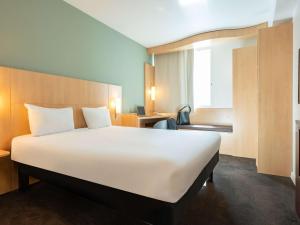 เตียงในห้องที่ ibis Lausanne Centre