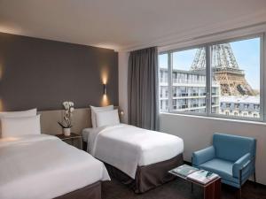 Кровать или кровати в номере Pullman Paris Tour Eiffel