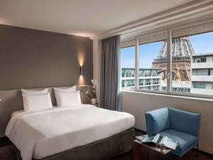 Кровать или кровати в номере Pullman Paris Tour Eiffel