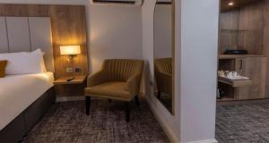 Best Western Premier Yew Lodge East Midlands Airport房間的床