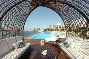 zona de estar al aire libre con vistas al agua en Park Hyatt Dubai, en Dubái