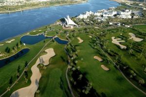 una vista aérea de un campo de golf junto al agua en Park Hyatt Dubai, en Dubái