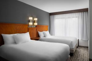 pokój hotelowy z 2 łóżkami i oknem w obiekcie Hyatt Place Mt. Laurel w mieście Mount Laurel