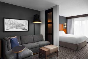 pokój hotelowy z kanapą i łóżkiem w obiekcie Hyatt Place Mt. Laurel w mieście Mount Laurel