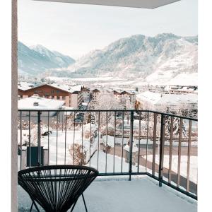 balkon z widokiem na pokryte śniegiem miasto w obiekcie Freiraum 9 Living Apartment w mieście Sankt Johann im Pongau