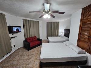 aparment islamujeres of love-ctr in Main Street 객실 침대