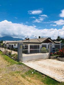 une clôture blanche devant une maison dans l'établissement Balabala Bed & Breakfast II, à Nadi