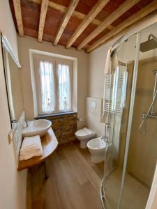 een badkamer met een douche, een wastafel en een toilet bij Il Tiglio Jacuzzi&Sauna in Lucca