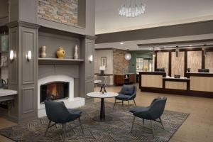 アレクサンドリアにあるHomewood Suites by Hilton Alexandriaのロビー(椅子、テーブル、暖炉付)