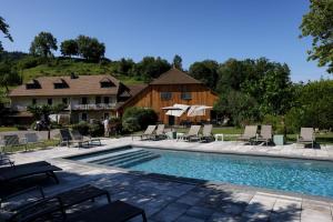 Swimmingpoolen hos eller tæt på Maison d'hôtes & SPA La Scierie