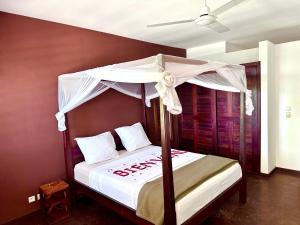 A bed or beds in a room at Anki Lodge