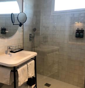 een badkamer met een douche, een wastafel en een spiegel bij Nuria in Tarragona