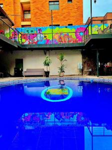 A piscina localizada em Casa Boutique La Corona Medellin ou nos arredores