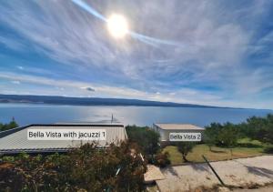 - un bâtiment avec vue sur une étendue d'eau dans l'établissement Bella vista with jacuzzi 1, à Omiš