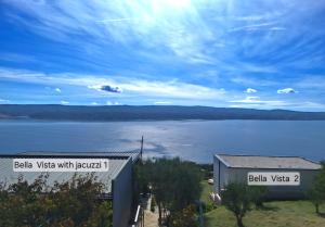 - une vue sur une grande étendue d'eau dans l'établissement Bella vista with jacuzzi 1, à Omiš