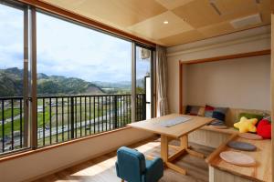 Habitación con mesa y ventana grande. en Yumenoi, en Himeji