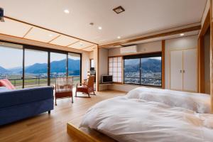 1 dormitorio con 1 cama grande y ventanas grandes en Yumenoi, en Himeji