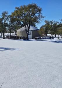 een grote parkeerplaats met een tent en bomen bij Apt 2 - Ketchum at High Plains Lodge in Clayton