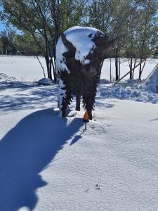 een standbeeld van een dier in de sneeuw bij Apt 2 - Ketchum at High Plains Lodge in Clayton